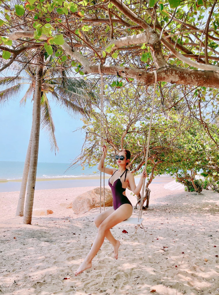 Sở hữu làn da trắng nên Jennifer Phạm thường diện các trang phục nội y xuyên thấu hoặc xẻ ngực khoe được đường cong nóng bỏng cuốn hút.