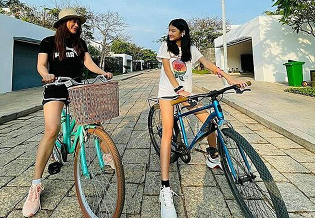 Trương Ngọc Ánh có buổi đạp xe thể thao cùng con gái. Bé Bảo Tiên dù mới 13 tuổi nhưng sở hữu đôi chân dài không thua kém mẹ.