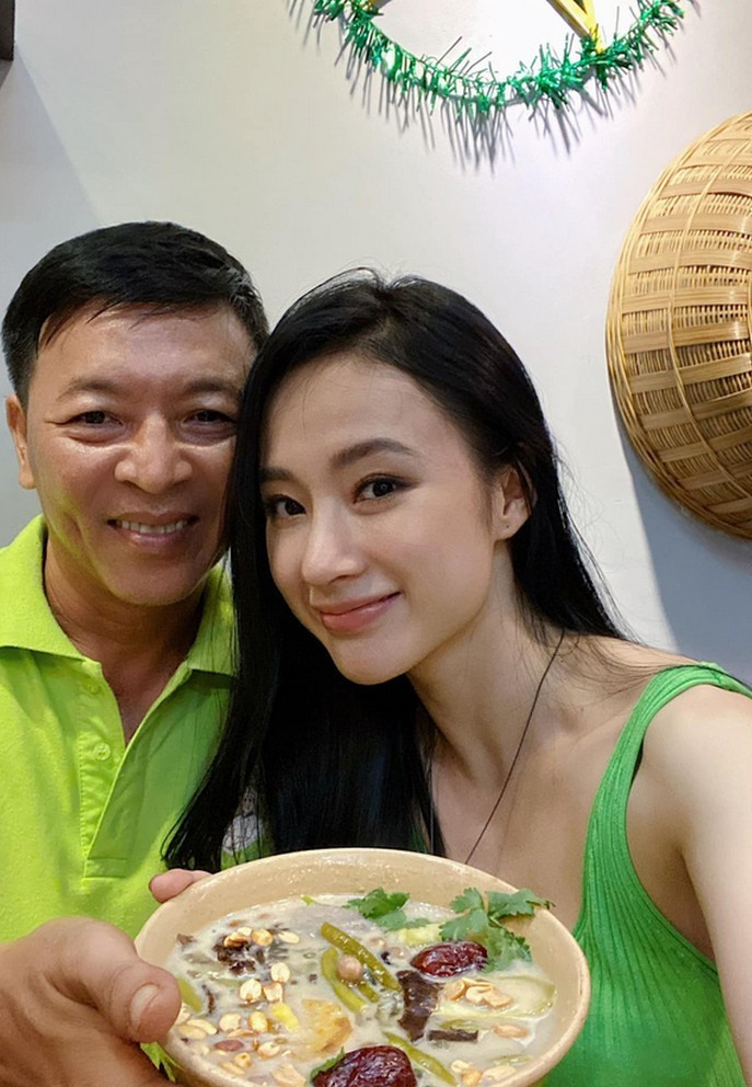 Angela Phương Trinh thưởng thức món chè chay do đích thân bố vào bếp nấu.