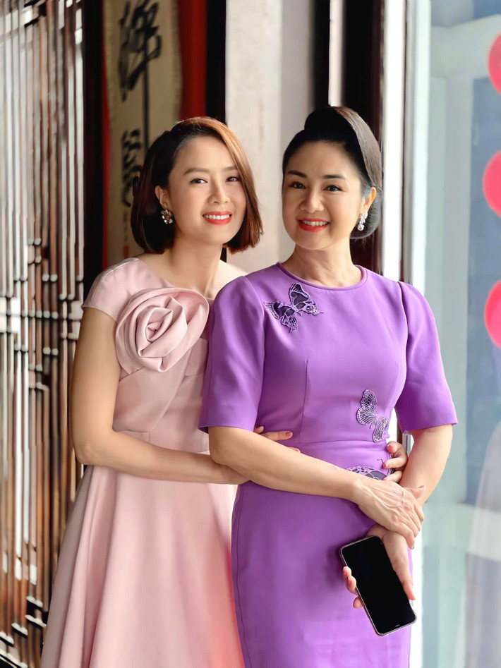 ''Chúc mừng chị Thu Hà đã vượt qua 9 tháng 10 ngày xuất sắc với “Hướng dương ngược nắng” ạ!'' - Hồng Diễm gửi lời nhắn với NSND Thu Hà.