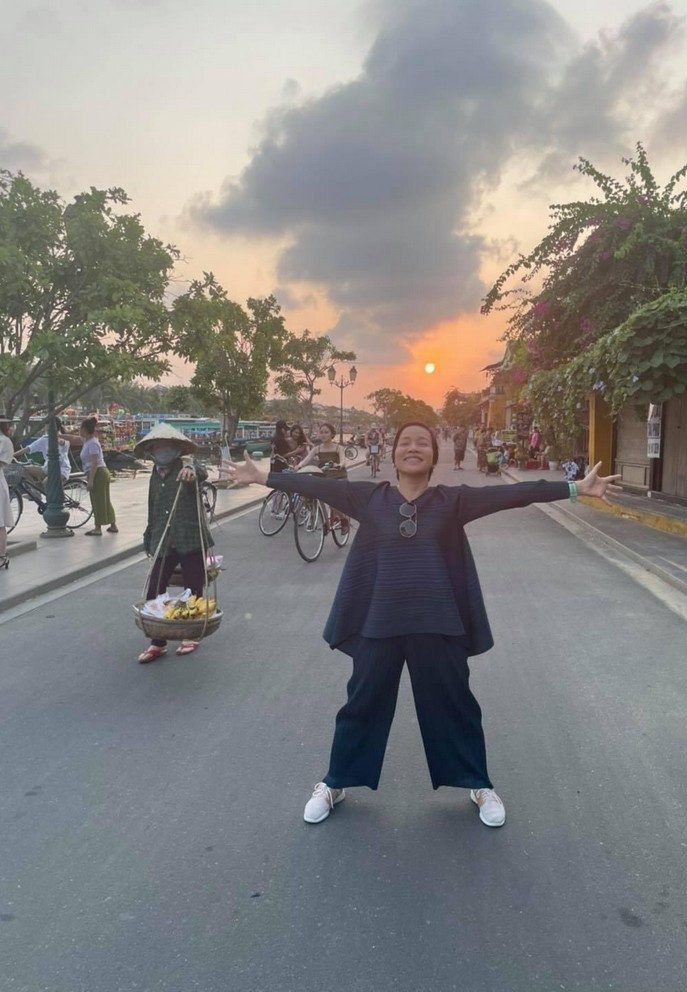 Diva Mỹ Linh thích thú với khung cảnh nhẹ nhàng, yên ả ở phố cổ Hội An.