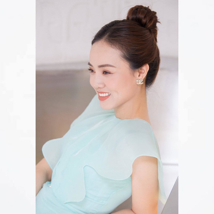 Ngọc Hà - vợ NSND Công Lý khoe nhan sắc trong veo cùng dòng chia sẻ hài hước: 'Người ta nói em đánh đổi để có anh. Người ta sai rồi, em chỉ đánh anh chứ không có đổi'.