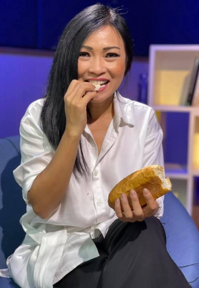Phương Thanh tranh thủ lót dạ trước giờ quay hình với ổ bánh mì không.