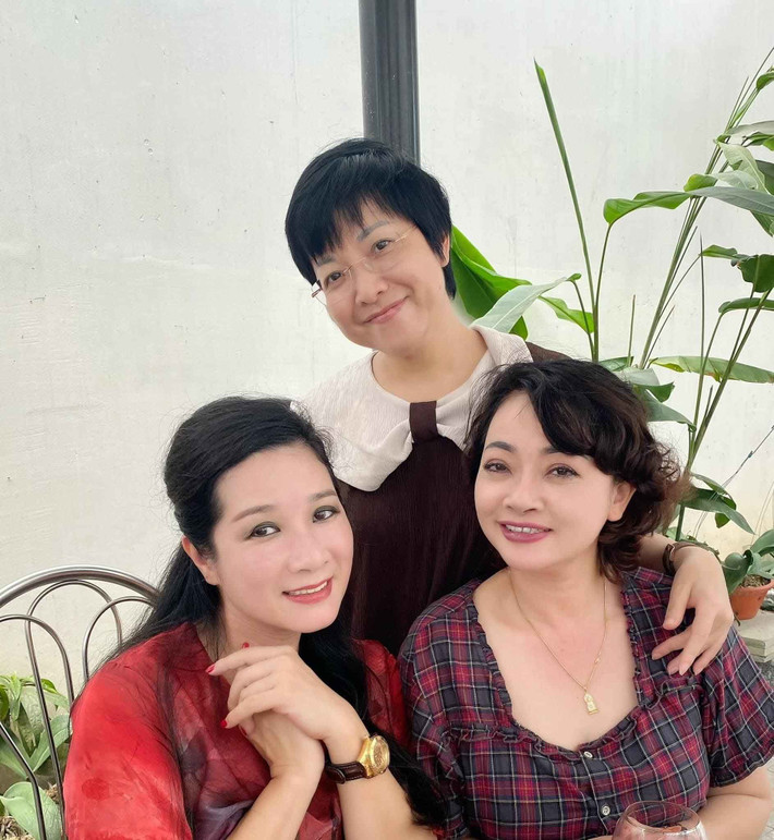 Sao Việt hôm nay 29/4: MC Thảo Vân hào hứng vì đã lâu mới có dịp cà phê cùng Thanh Thanh Hiền và Trà My.