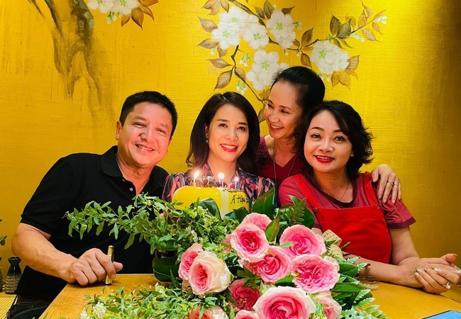 Buổi tiệc sinh nhật bạn gái Chí Trung còn có các đồng nghiệp thân thiết của cặp đôi tham dự như NSND Lan Hương, Trà My,...