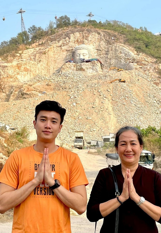Diễn viên Quốc Trường đăng ảnh cùng mẹ hành hương về Châu Đốc viếng thăm tượng Phật Thích Ca. Nam diễn viên 'Về nhà đi con' từng chia sẻ mẹ luôn có mặt trên mỗi chặng đường và ảnh hưởng lớn đến các quyết định của anh trong cuộc sống.
