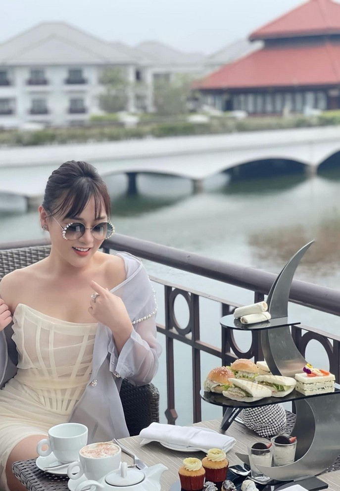 Phương Oanh chính thức nghỉ lễ 30/4 với buổi tiệc trà sớm cùng bạn bè.