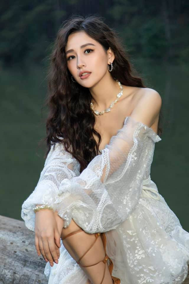 Mai Phương Thúy được khen ngày càng có gu ăn mặc. Cựu Hoa hậu chuộng váy tông trắng họa tiết ren để tôn sắc vóc.