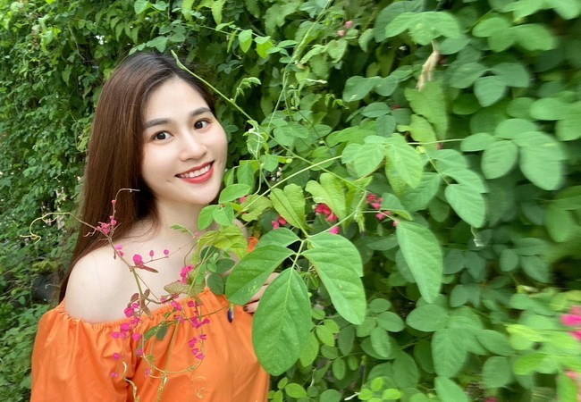 MC thời sự VTV Minh Trang khoe vẻ ngoài trẻ đẹp, thần thái rạng rỡ dù đã là "mẹ một con". "Em đứng ở đây mừng giải phóng", cô viết.