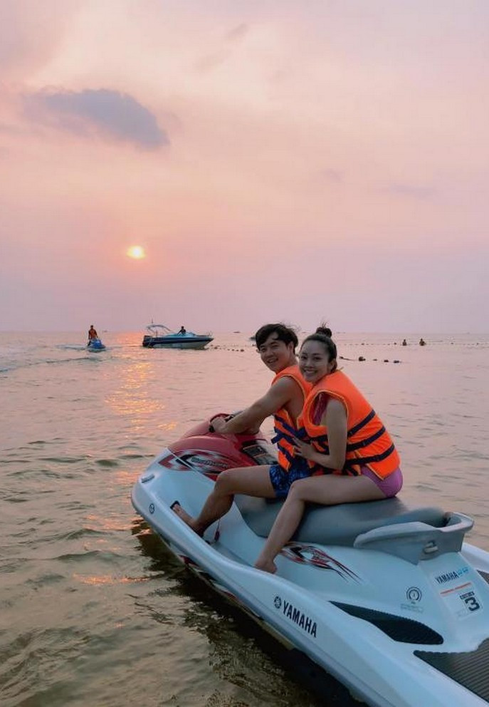 MC Thùy Linh hào hứng khi lần đầu được chồng đèo trên cano.