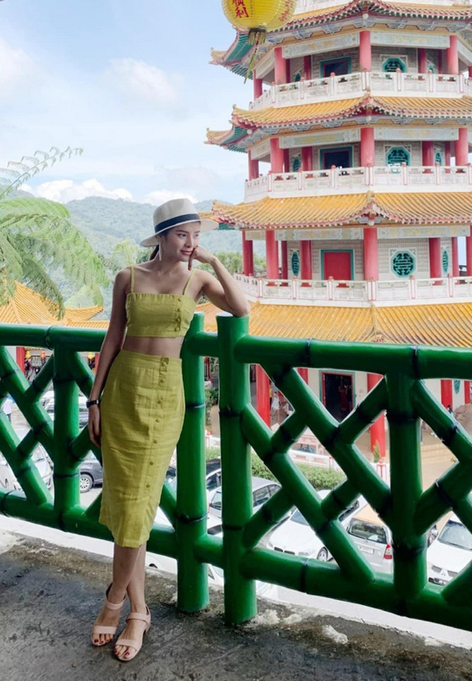 Phương Trinh Jolie diện váy áo crop-top khoe vòng eo săn chắc trong chuyến du lịch.