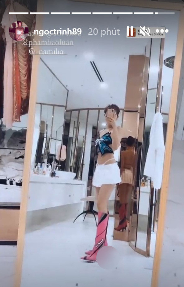 ặc kệ cư dân mạng ném đá, Ngọc Trinh vẫn tậu cho bằng được một đôi boots của hãng với phần gót phản cảm này.