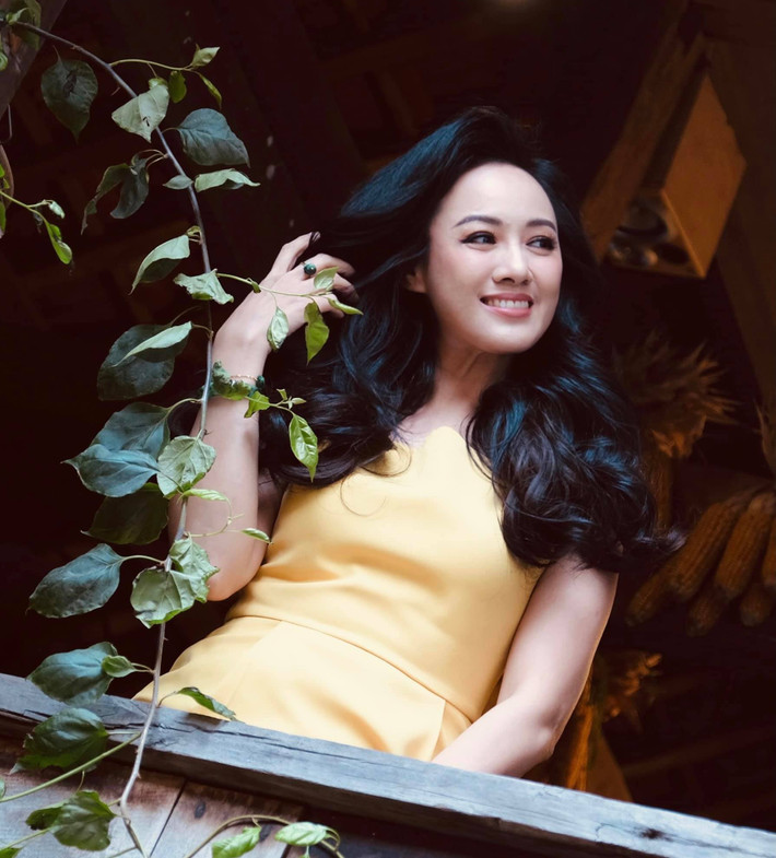 BTV Hoài Anh đăng bức ảnh đẹp bên góc phố dịu dàng.