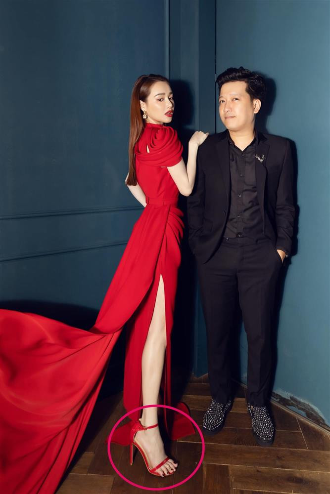 Nhã Phương vừa có màn xuất hiện hoành tráng tại một buổi công chiếu phim do mình đóng chính. Trở lại sau thời gian dài nghỉ sinh và chăm con, stylist đã chọn cho nữ diễn viên bộ đầm đỏ rực với phần vai như một đoá hồng cách điệu. Dù khéo chọn một đôi sandal cao gót cực kỳ "ăn rơ" với trang phục nhưng thứ phụ kiện này lại "dìm hàng" đôi chân Nhã Phương trông thấy. Rất nhiều lời khen dành cho thân hình gọn gàng và vòng eo bé đến khó tin của Nhã Phương nhưng bàn chân tòe ra như bồ cào đang bấu lấy đất là một điểm trừ đáng kể.