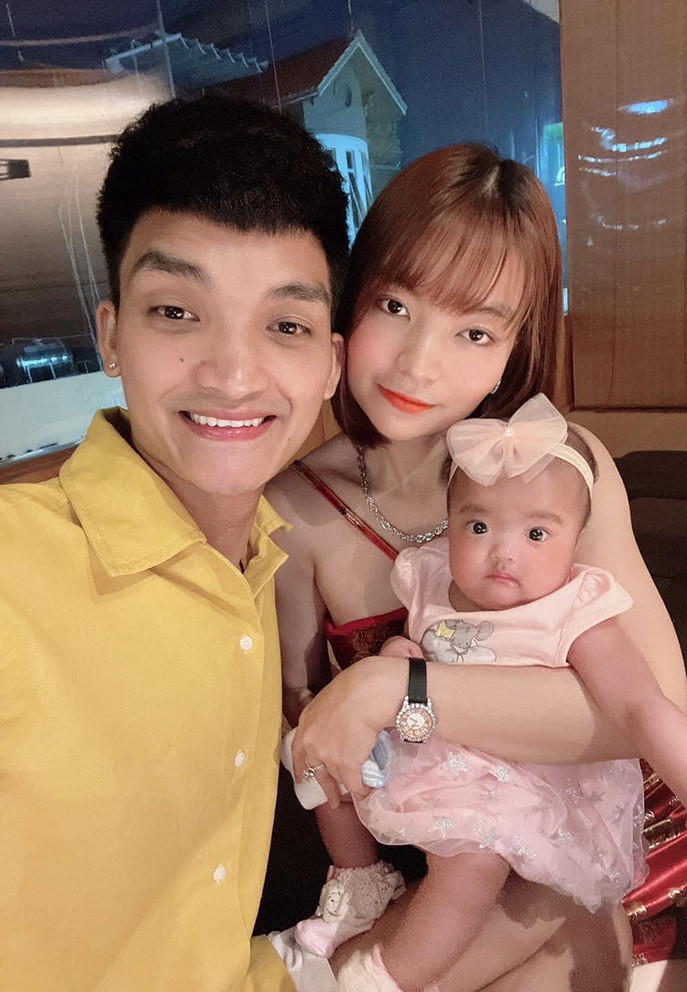 Mạc Văn Khoa lần đầu đăng ảnh gia đình với cô con gái vừa hơn 4 tháng tuổi.
