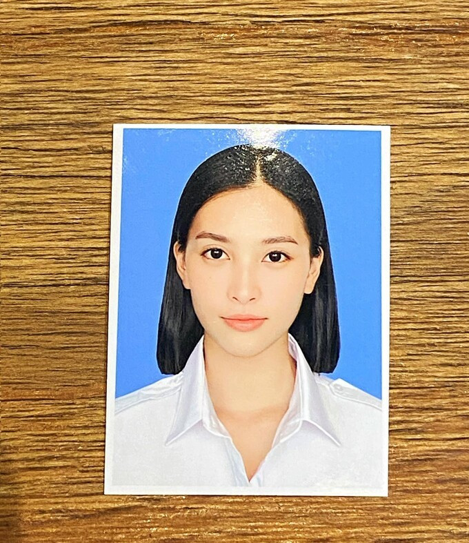 Hoa hậu Tiểu Vy mặt mộc nhưng vẫn xinh xắn với bức ảnh thẻ vừa chụp để làm căn cước công dân.