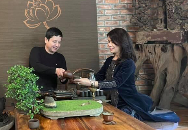 NSƯT Chí Trung cùng bạn gái Ý Lan vừa có chuyến thăm quan một ngôi chùa cổ dịp cuối tuần.