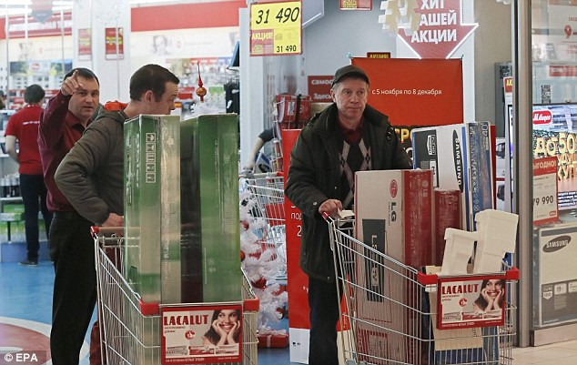 Trong khi công ty IKEA chuẩn bị tăng giá các mặt hàng thì hãng Apple đã ngừng bán hàng trực tuyến cho người tiêu dùng Nga bởi họ không thể ấn định giá cho các sản phẩm iPhone, iPad và các mặt hàng khác trong khi đồng Rúp có quá nhiều biến động.