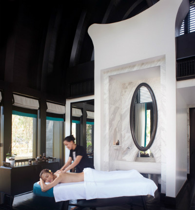 Khu nghỉ dưỡng nổi bật với lối thiết kế độc đáo, sang trọng, sự hài hòa giữa cảnh quan thiên nhiên kỳ thú và kiến trúc, văn hóa độc đáo của Việt Nam. Ảnh: Du khách thư gian với dịch vụ spa hàng đầu.
