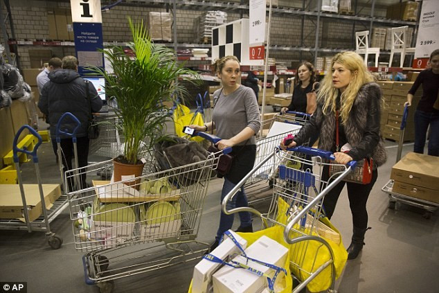 Công ty nội thất nổi tiếng IKEA của Thụy Điển vừa thông báo họ sẽ tăng giá sản phẩm ở Nga. Việc này đã khiến đông đảo người dân Nga đổ xô đi mua hàng nhằm tiết kiệm chi phí.