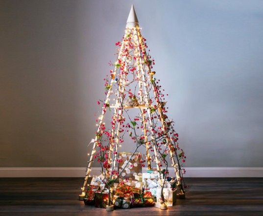 2. Kiểu cây thông Noel thân thiện được sản xuất ở Mỹ, có thiết kế khác đơn giản bằng gỗ nhưng khi trang trí lên trông rất lộng lẫy.
