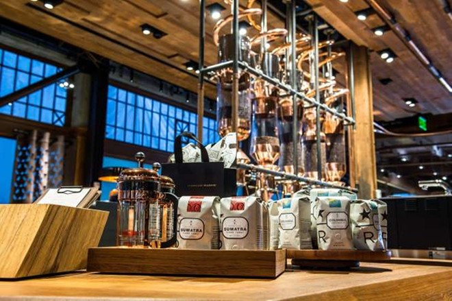 Thay vì có logo của Starbucks, các túi cà phê bày bán tại đây sẽ được in chữ "R", viết tắt của từ "Reserve" - tên của dòng cà phê cao cấp mới của hãng.