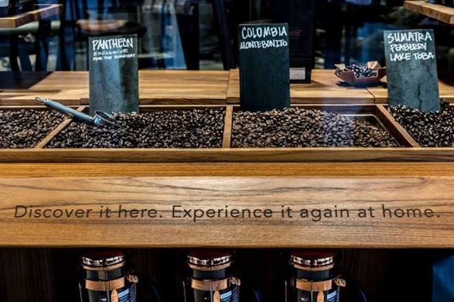 Các loại hạt cà phê được bán tại cửa hàng gồm Colombia Montebonito, Sumatra Peaberry Lake Toba...