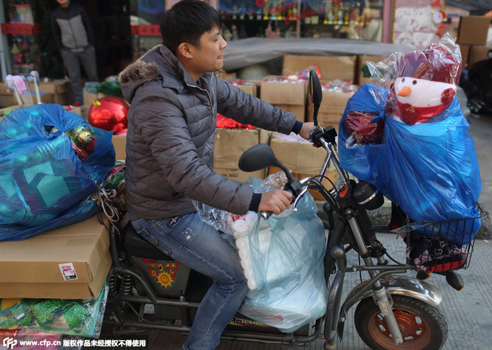 Đồng thời, hơn 90 % hàng Giáng sinh bán tại Trung Quốc có nguồn gốc từ Yiwu.
