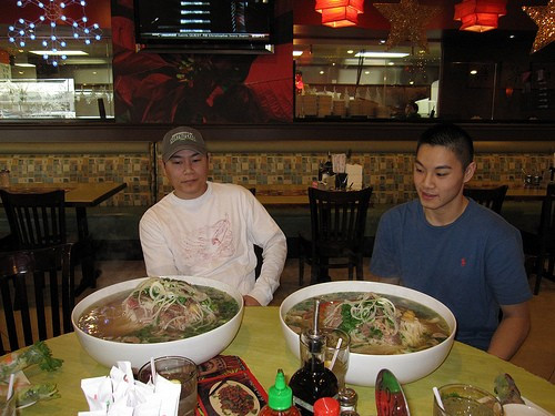 Một nhà hàng phở ở thành phố San Francisco, Mỹ, cũng thách thức khách hàng ăn hết một cân bánh phở với thịt và nước dùng trong vòng 1 giờ. Tô phở "khủng" có tên Phở Challenge của nhà hàng được làm từ gần 1 kg phở và cũng gần 1 kg thịt, chưa kể rau và nước. Khách sẽ không phải trả tiền nếu ăn xong tô phở trong vòng 60 phút, ngược lại sẽ phải rút hầu bao 22 USD nếu thua cuộc.