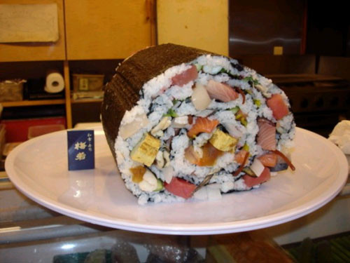 Nhà hàng Umewaka ở tỉnh Aichi (Nhật Bản) đã trở nên nổi tiếng với cuộn sushi khổng lồ, với đường kính lên đến hơn 20 cm và nặng gần 6 kg. Cuộn sushi có tên gọi Futomaki này được làm từ 24 nguyên liệu khác nhau, trong đó có nhiều loại cá, hải sản, rau, cơm... Tất cả được đặt trên một miếng rong biển dài 2m. Để thưởng thức món ăn độc đáo này, khách phải đặt hàng trước 2 ngày và giá của phần ăn như trong ảnh vào khoảng 15.000 yên (gần 200 USD).