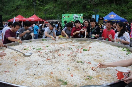 Hơn 1.000 người đã có mặt để thưởng thức bát mì thơm ngon này. Bát mì có đường kính hơn 3m và trong đó có mì, thịt, rau được các đầu bếp chế biến cẩn thận.