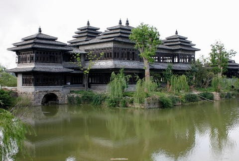 Ông Trần Lương Vũ, cựu bí thư kiêm thị trưởng thành phố Thượng Hải, bị tuyên phạt 18 năm tù, tịch thu tài sản 300.000 NDT (50.000 USD) vì tội tham nhũng. Trong ảnh là "Di Hòa Viên thế kỷ 21" được ông Trần xây dựng tại Thượng Hải từ năm 2003, tổng diện tích lên tới 26 ha. Đối diện khu biệt thự này còn có một khu biệt thự khác, diện tích cũng lên tới vài trăm mẫu đất.
