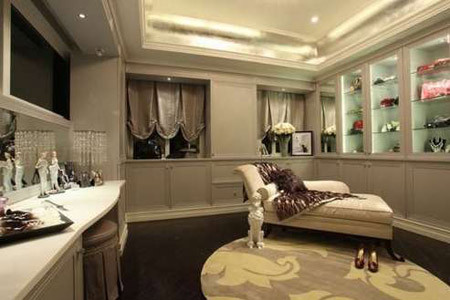 Biệt thự siêu sang của "Hòa Thân tái thế" Văn Cường từng giữ chức cục trưởng Tư pháp thành phố Trùng Khánh, miền nam Trung Quốc. Văn Cường bị kết án tử hình, tịch thu toàn bộ tài sản với các tội danh nhận hối lộ, bảo kê xã hội đen và cưỡng dâm. Theo cáo trạng của tòa, từ năm 1996 đến năm 2009, ông Văn Cường nhận hối lộ tổng cộng lên tới 12 triệu NDT (khoảng 1,76 triệu USD). Điều khiến dư luận vô cùng sửng sốt là ông này sở hữu 8 căn hộ trung tâm, 4 biệt thự xa hoa.