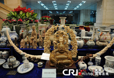 Đặc biệt, dưới "ao câu cá" của một biệt thự mà vợ chồng Văn Cường sở hữu, các nhà điều tra phát hiện lượng tiền mặt lên tới 20 triệu NDT (2,9 triệu USD), còn nguyên cọc, dấu niêm phong của ngân hàng. Số tài sản, cổ vật thu được trong nhà riêng của Văn Cường còn nhiều hơn cả viện bảo tàng.