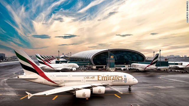 5. Emirates (Các tiểu vương quốc Ả rập thống nhất): Emirates có dịch vụ giải trí hay nhất cho phép hành khách có thể chơi một loạt các trò chơi và truy cập vào hơn 1.800 kênh phim, top nhạc hit và các chương trình truyền hình hấp dẫn.