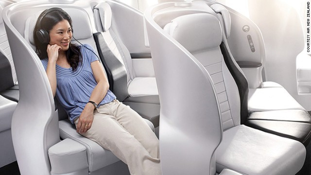 1. Air New Zealand (New Zealand): Đây là năm thứ hai liên tiếp hãng hàng không 75 tuổi đạt danh hiệu này. Air New Zealand được vinh danh vì những nỗ lực trong cam kết luôn có một đội ngũ trẻ, chuyên nghiệp, trình độ công nghệ cao và tiếp tục hướng đến bảo vệ môi trường. Hãng này cũng được trao giải hãng hàng không có ghế hạng Premium Economy Class tốt nhất. Để được vào top 10, các hãng hàng không phải đạt được bình chọn 7 sao (do Tổ chức Hàng không Dân dụng Quốc tế quy định) cho độ an toàn và dẫn đầu trong các sáng kiến tăng độ thoải mái cho khách hàng.
