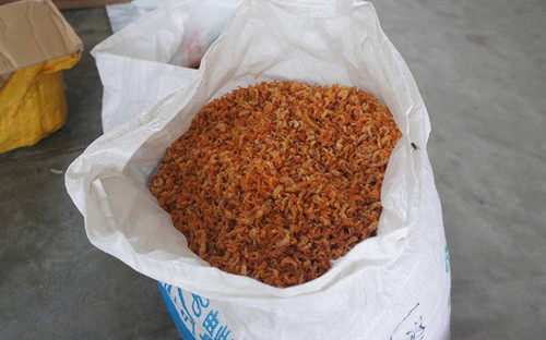 Sau khi phơi hoặc sấy khô, tôm sẽ được lột vỏ bằng tay trước khi đóng gói và phân phối ra thị trường.