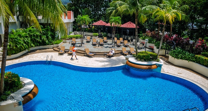 Bể bơi ngoài trời trong xanh.