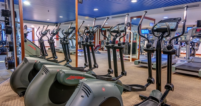 Phòng tập gym với các máy móc hiện đại.