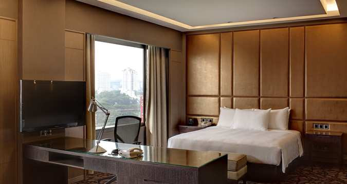 Khách sạn có 546 phòng nghỉ và phòng căn hộ, với 5 nhà hàng và quầy bar phục vụ món ăn địa phương và quốc tế, và 18 phòng chức năng, trong đó có phòng tập gym, phòng khiêu vũ rộng rãi.
