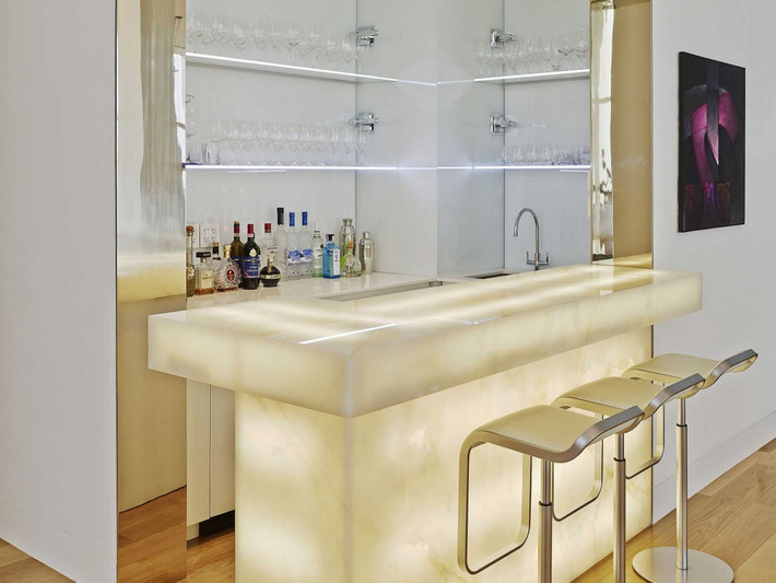Cạnh đó là quầy bar sang trọng để phục vụ cocktail.