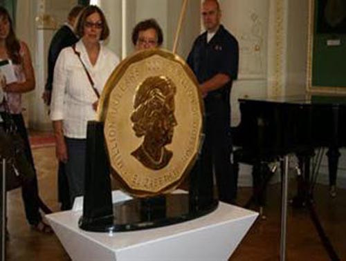9. Queen Elizabeth II Million Dollar Coin 2007 - 4 triệu USD: Với trọng lượng 100kg, đường kính 53cm, đồng xu được Sở đúc tiền hoàng gia Canada làm ra bằng vàng nguyên chất (999,99/1000) với giá trị ròng lên đến 1 triệu USD. Như tên gọi, đồng xu có một mặt khắc hình nữ hoàng Elizabeth II và mặt còn lại là 3 chiếc lá phong - biểu tượng của đất nước Canada.
