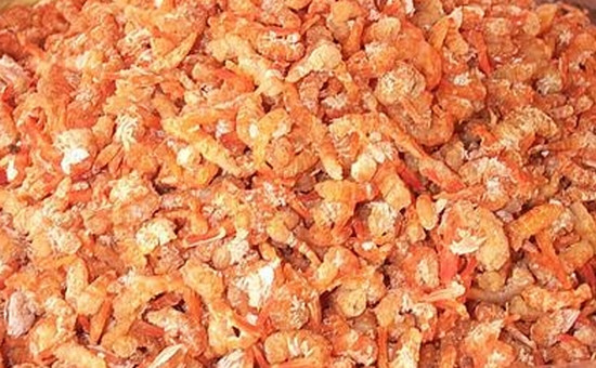 Trong quá trình này, người chế biến luôn theo dõi chặt chẽ thời gian làm khô, nhiệt độ, tỷ lệ không khí bề mặt và nhiệt độ không khí lò sấy. Qua đó có thể kiểm soát được kích cỡ tôm đồng nhất, khối lượng tôm mỗi buồng sấy, kích thước buồng sấy, nhiệt độ không khí đối lưu cưỡng bức và lưu lượng dòng không khí của máy sấy.