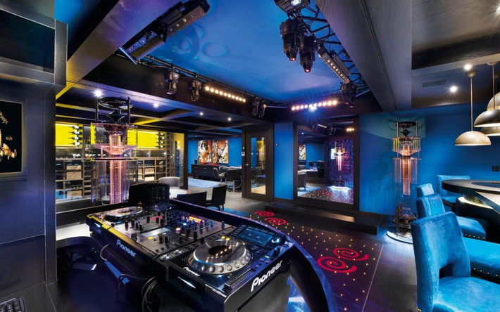 Biệt thự còn có cả một câu lạc bộ đêm với hệ thống DJ, sàn nhảy, ánh sáng sang trọng.