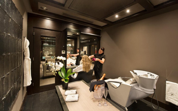 Thậm chí, một salon tóc tiện lợi nằm ngay trong biệt thự đắt giá này.