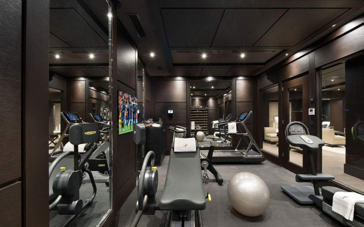 Trong biệt thự còn có một phòng tập gym riêng.