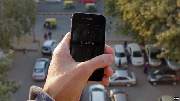 Uber áp dụng mức phí cao hơn so với taxi có đồng hồ đo và khách hàng chỉ có thể thanh toán khi đã tạo tài khoản Uber và đăng ký thẻ tín dụng.
