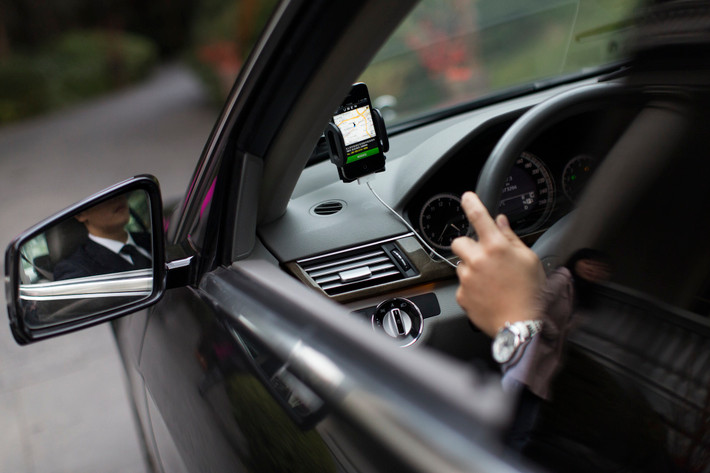 Những tranh cãi xung quanh Uber không phải là vấn đề mới mẻ. Dịch vụ này bị giới lái xe taxi và các nhà chức trách phản đối bởi hoạt động kinh doanh không lành mạnh.