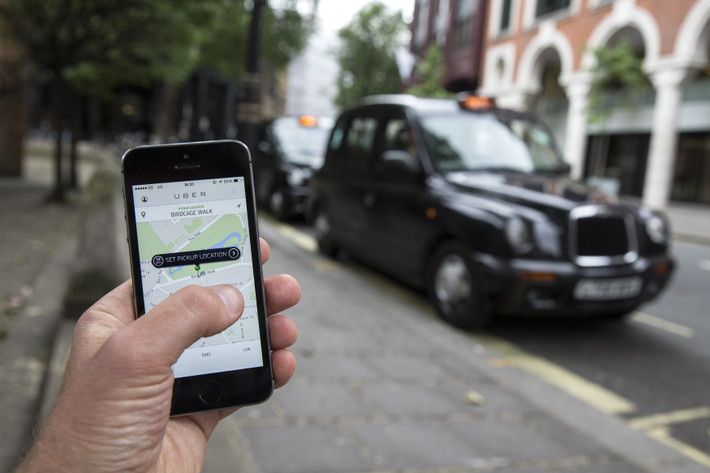 Lái xe ở Ấn Độ được cung cấp một điện thoại iPhone có cài ứng dụng Uber. Nhờ đó, họ có thể tìm tới vị trí của khách hàng và đón trả khách đúng giờ.