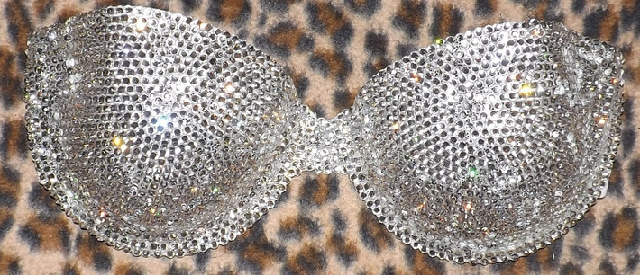 1 triệu là con số ước chừng pha lê Swarovski được sử dụng để trang trí nhiều loại trang phục khác nhau trong một show diễn. Riêng bộ "Swarovski Look" do Lily Donaldson trình diễn có 150.000 tinh thể.